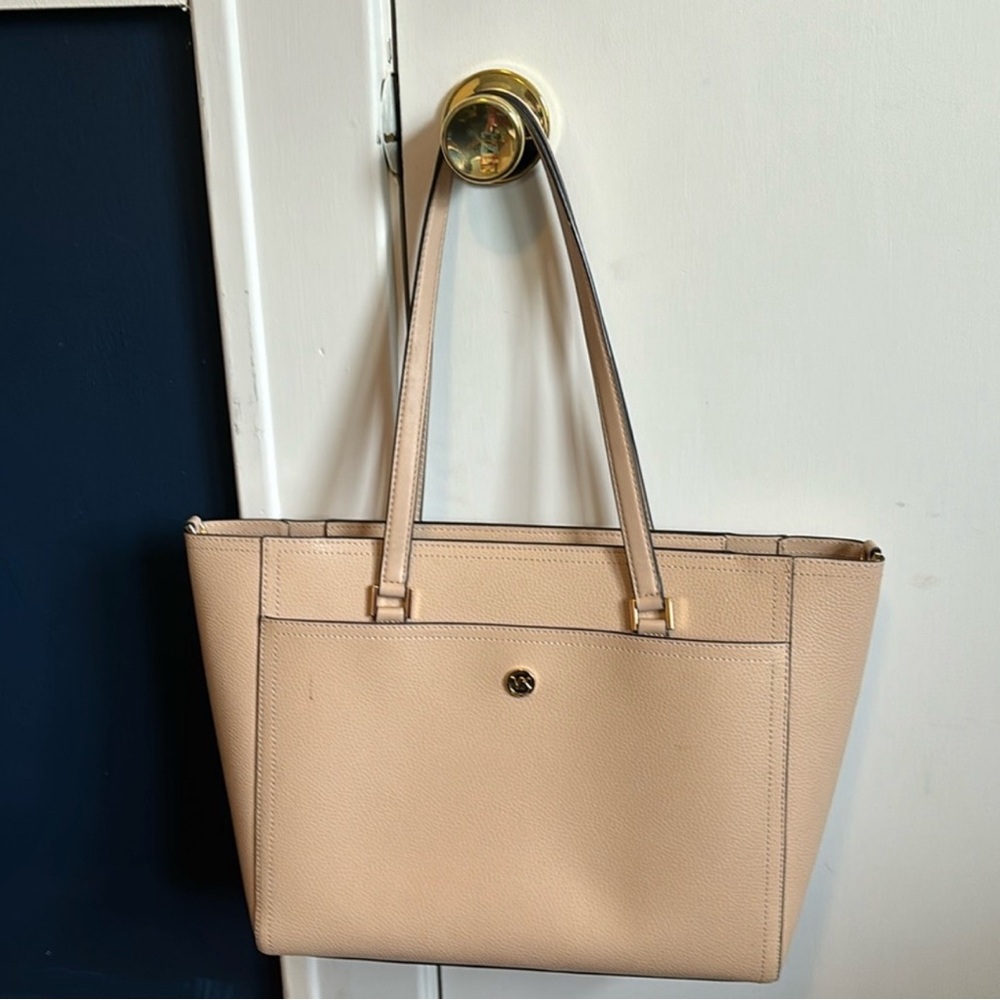 Michael Kors Cream Shoulder Bag
Just the bag used condition 
Corner wear